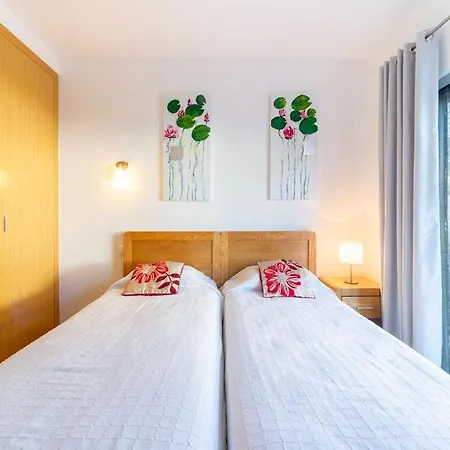 Stunning With Shared Overflow Pool Holiday home Fuzeta