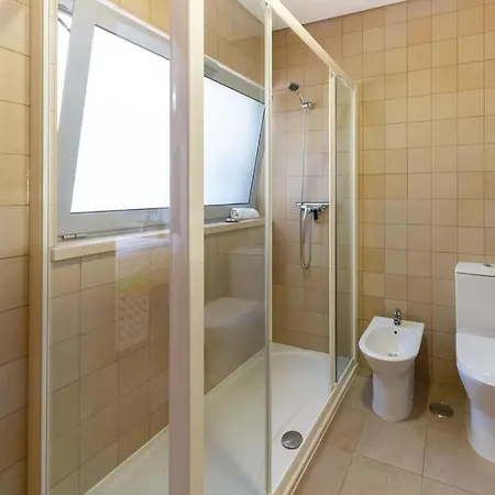 Holiday home Stunning With Shared Overflow Pool