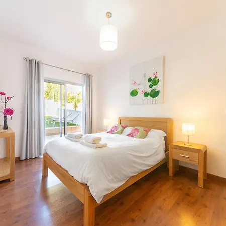 An Idyllic Algarve By The Water Feriehus