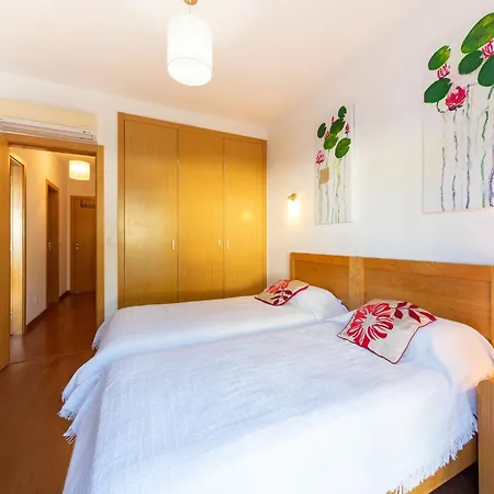 An Idyllic Algarve By The Water Feriehus